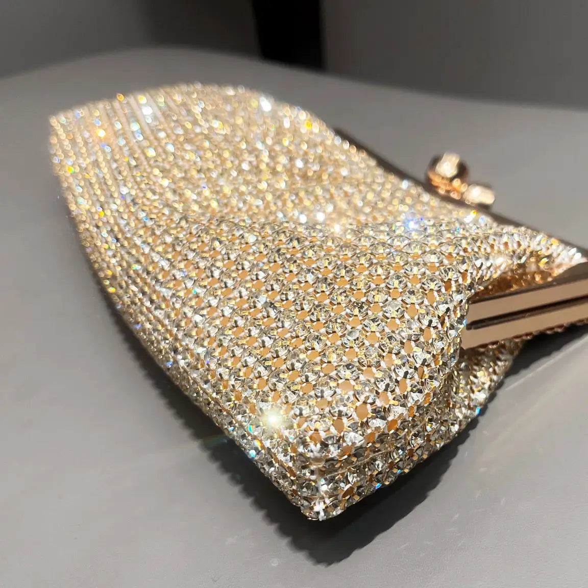 Bolsa Clutch com Strass Dourada - EstiloE, Bolsa Feminina, Bolsa Pequena, Bolsinha Transversal, Bolsa Feminina Pequena, Bolsa Pequena Transversal, Bolsa Clutch, Clutch para Festas, Bolsa de Mão, Bolsa de Festa Dourada, Bolsa Chique, Bolsa de Festa, Bolsinha Dourada, Clutch Dourada, Clutch com Strass