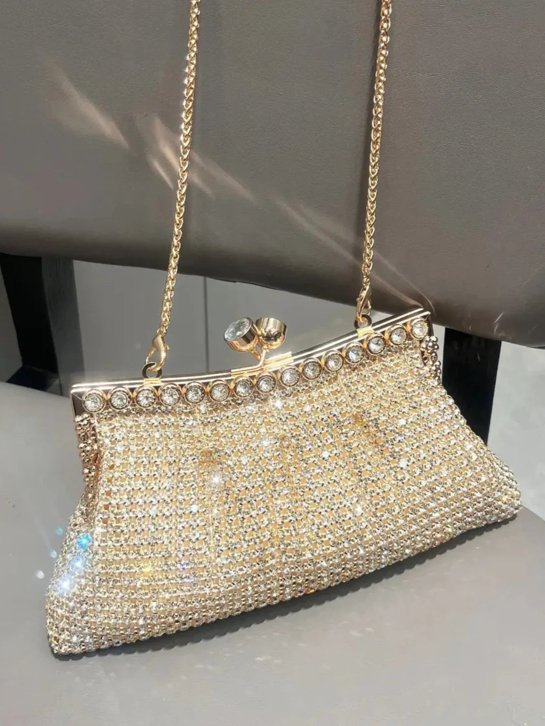 Bolsa Clutch com Strass Dourada - EstiloE, Bolsa Feminina, Bolsa Pequena, Bolsinha Transversal, Bolsa Feminina Pequena, Bolsa Pequena Transversal, Bolsa Clutch, Clutch para Festas, Bolsa de Mão, Bolsa de Festa Dourada, Bolsa Chique, Bolsa de Festa, Bolsinha Dourada, Clutch Dourada, Clutch com Strass