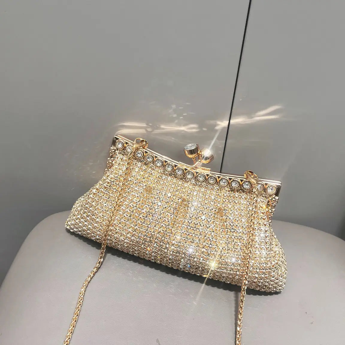 Bolsa Clutch com Strass Dourada - EstiloE, Bolsa Feminina, Bolsa Pequena, Bolsinha Transversal, Bolsa Feminina Pequena, Bolsa Pequena Transversal, Bolsa Clutch, Clutch para Festas, Bolsa de Mão, Bolsa de Festa Dourada, Bolsa Chique, Bolsa de Festa, Bolsinha Dourada, Clutch Dourada, Clutch com Strass