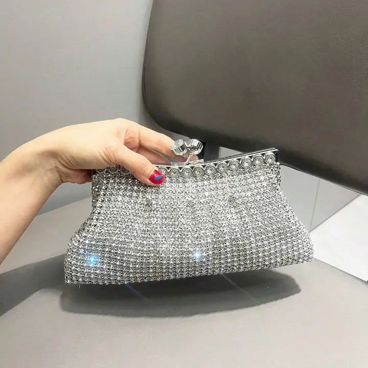 Bolsa Clutch com Strass Prateada - EstiloE, Bolsa Feminina, Bolsa Pequena, Bolsinha Transversal, Bolsa Feminina Pequena, Bolsa Pequena Transversal, Bolsa Clutch, Clutch para Festas, Bolsa de Mão, Bolsa de Festa Prateada, Bolsa Chique, Bolsa de Festa, Bolsinha Prateada, Clutch Prateada, Clutch com Strass