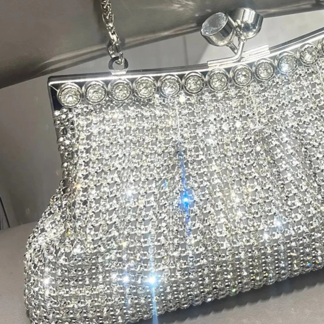 Bolsa Clutch com Strass Prateada - EstiloE, Bolsa Feminina, Bolsa Pequena, Bolsinha Transversal, Bolsa Feminina Pequena, Bolsa Pequena Transversal, Bolsa Clutch, Clutch para Festas, Bolsa de Mão, Bolsa de Festa Prateada, Bolsa Chique, Bolsa de Festa, Bolsinha Prateada, Clutch Prateada, Clutch com Strass