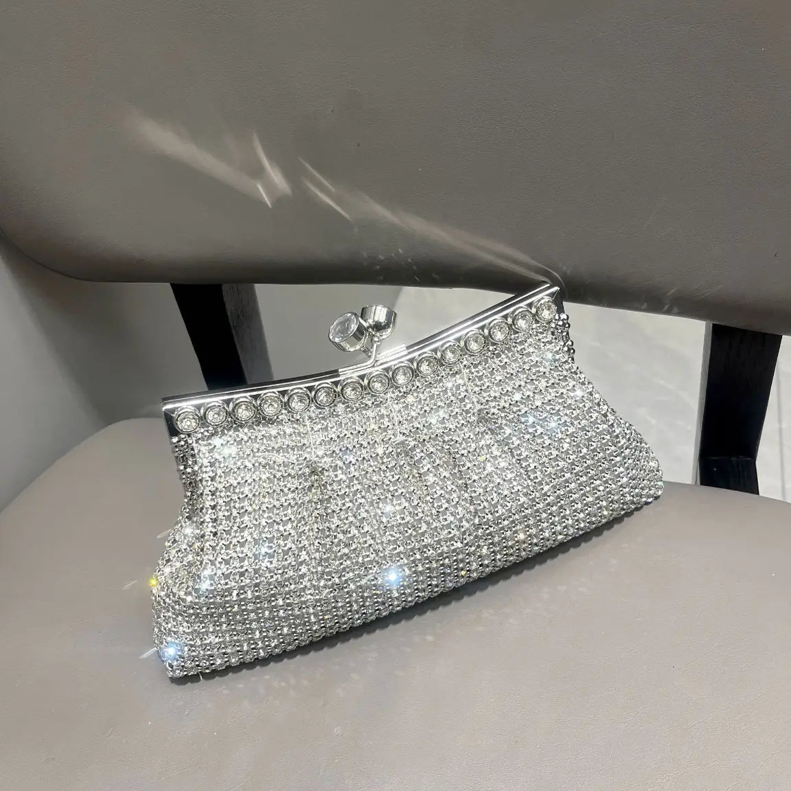 Bolsa Clutch com Strass Prateada - EstiloE, Bolsa Feminina, Bolsa Pequena, Bolsinha Transversal, Bolsa Feminina Pequena, Bolsa Pequena Transversal, Bolsa Clutch, Clutch para Festas, Bolsa de Mão, Bolsa de Festa Prateada, Bolsa Chique, Bolsa de Festa, Bolsinha Prateada, Clutch Prateada, Clutch com Strass