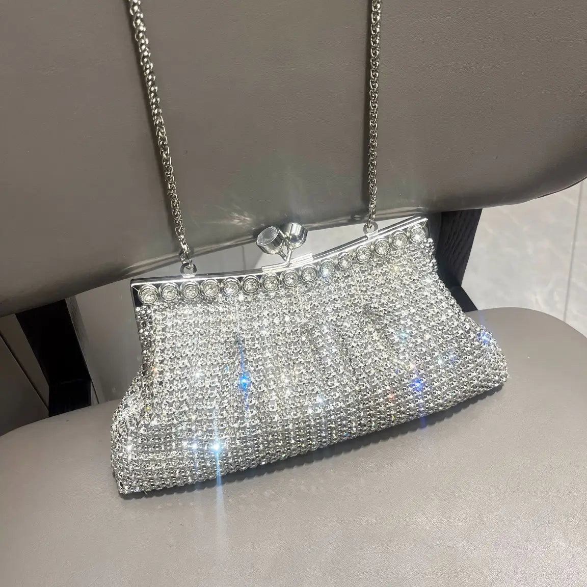 Bolsa Clutch com Strass Prateada - EstiloE, Bolsa Feminina, Bolsa Pequena, Bolsinha Transversal, Bolsa Feminina Pequena, Bolsa Pequena Transversal, Bolsa Clutch, Clutch para Festas, Bolsa de Mão, Bolsa de Festa Prateada, Bolsa Chique, Bolsa de Festa, Bolsinha Prateada, Clutch Prateada, Clutch com Strass