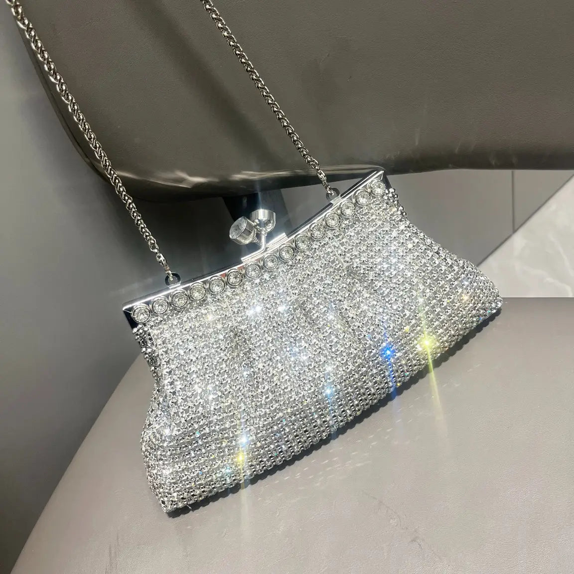 Bolsa Clutch com Strass Prateada - EstiloE, Bolsa Feminina, Bolsa Pequena, Bolsinha Transversal, Bolsa Feminina Pequena, Bolsa Pequena Transversal, Bolsa Clutch, Clutch para Festas, Bolsa de Mão, Bolsa de Festa Prateada, Bolsa Chique, Bolsa de Festa, Bolsinha Prateada, Clutch Prateada, Clutch com Strass