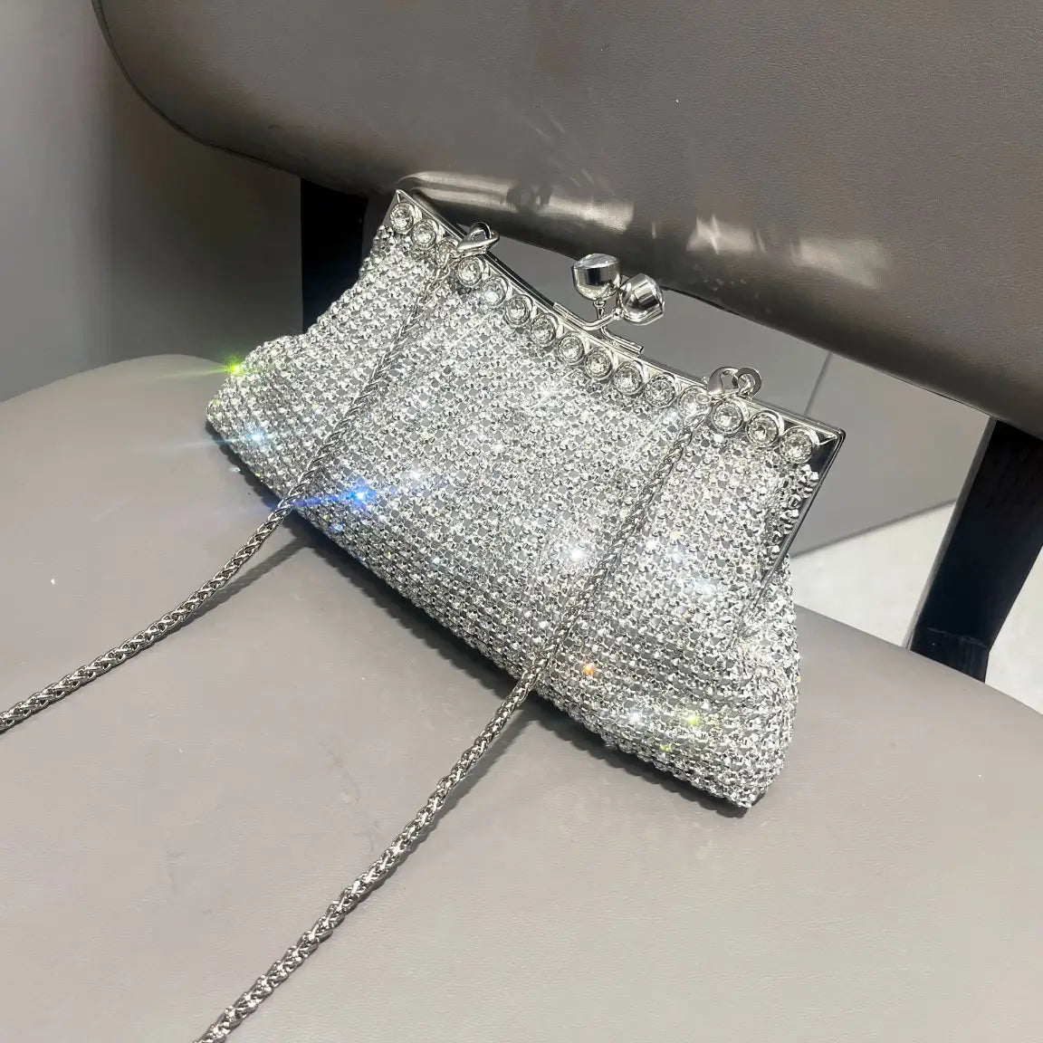 Bolsa Clutch com Strass Prateada - EstiloE, Bolsa Feminina, Bolsa Pequena, Bolsinha Transversal, Bolsa Feminina Pequena, Bolsa Pequena Transversal, Bolsa Clutch, Clutch para Festas, Bolsa de Mão, Bolsa de Festa Prateada, Bolsa Chique, Bolsa de Festa, Bolsinha Prateada, Clutch Prateada, Clutch com Strass