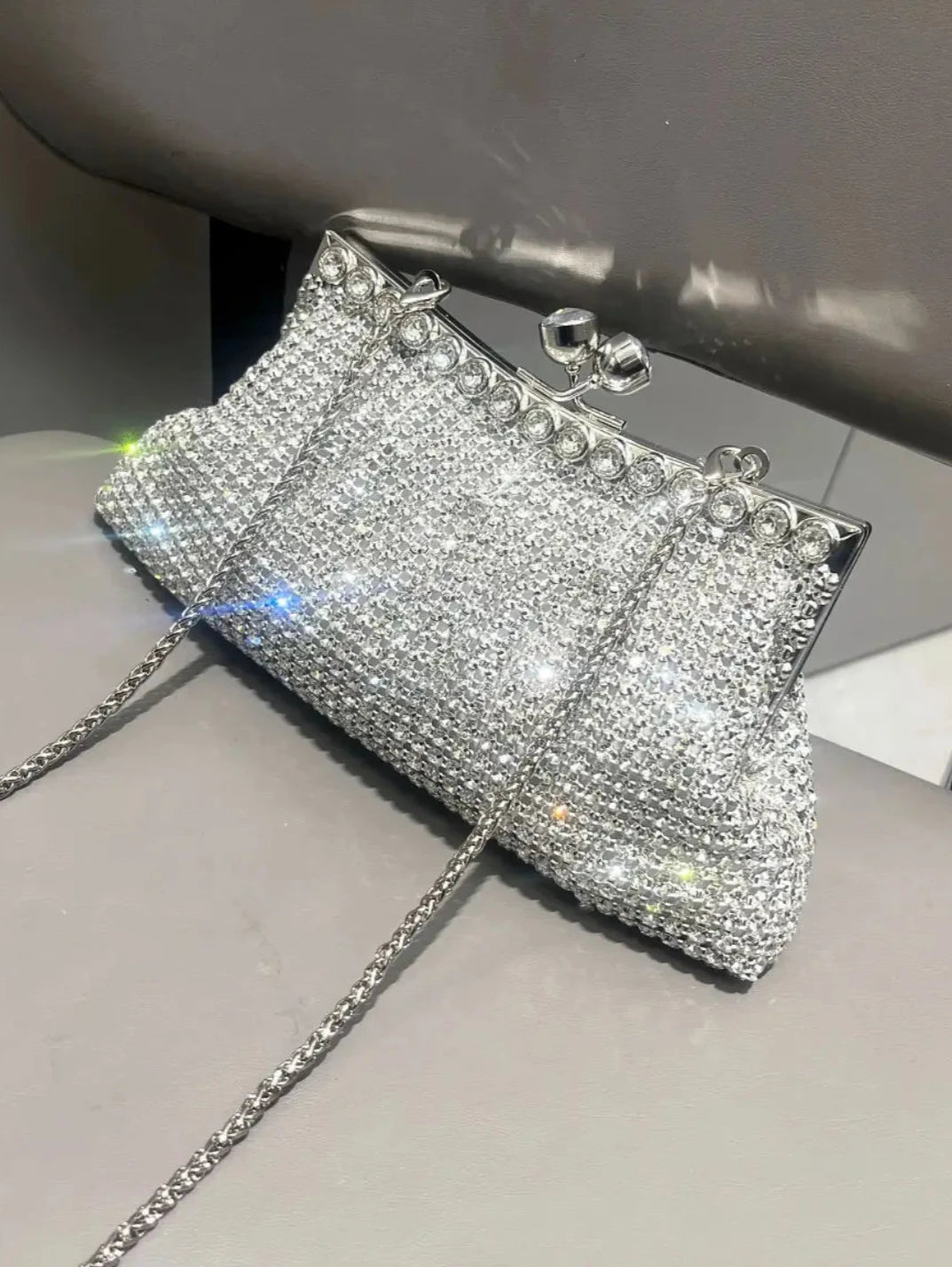 Bolsa Clutch com Strass Prateada - EstiloE, Bolsa Feminina, Bolsa Pequena, Bolsinha Transversal, Bolsa Feminina Pequena, Bolsa Pequena Transversal, Bolsa Clutch, Clutch para Festas, Bolsa de Mão, Bolsa de Festa Prateada, Bolsa Chique, Bolsa de Festa, Bolsinha Prateada, Clutch Prateada, Clutch com Strass