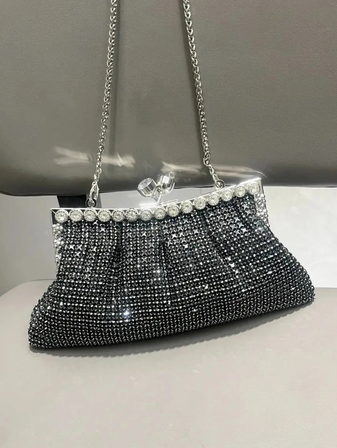 Bolsa Clutch com Strass Preta - EstiloE, Bolsa Feminina, Bolsa Pequena, Bolsinha Transversal, Bolsa Feminina Pequena, Bolsa Pequena Transversal, Bolsa Clutch, Clutch para Festas, Bolsa de Mão, Bolsa de Festa Preta, Bolsa Chique, Bolsa de Festa, Bolsinha Preta, Clutch Preta, Clutch com Strass