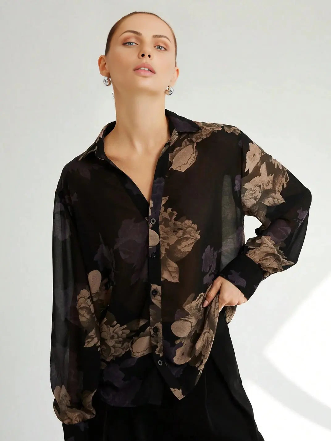 Camisa Manga Longa Floral Soft - EstiloE, Camisa Manga Longa, Camisa Feminina Manga Longa, Camisa Feminina Estampada, Camisa Feminina Chiffon, Camisa Feminina, Blusa Sofisticada, Blusa Manga Longa, Blusa Feminina Preta, Blusa Feminina,  Blusa Elegante