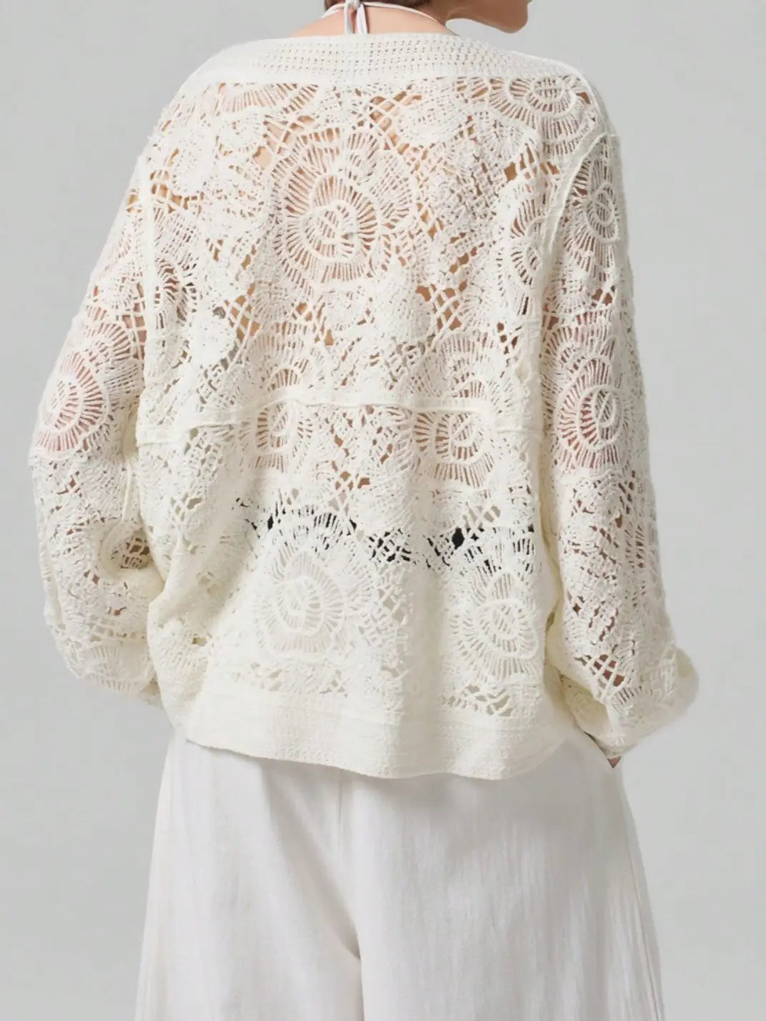 Cardigan Feminio Crochê Floral Marfim - EstiloE, Cardigan Feminino, Cardigan de Crochê, Casaco de Crochê, Crochê Vazado, Cardigan Off-White, Cardigan Elegante, Cardigan Artesanal, Cardigan Meia Estação, Casaco Leve, Tricô Feminino, Blusa Croche, Cardigan Marfim, Casaquinho de trico, Casaquinho de Croche