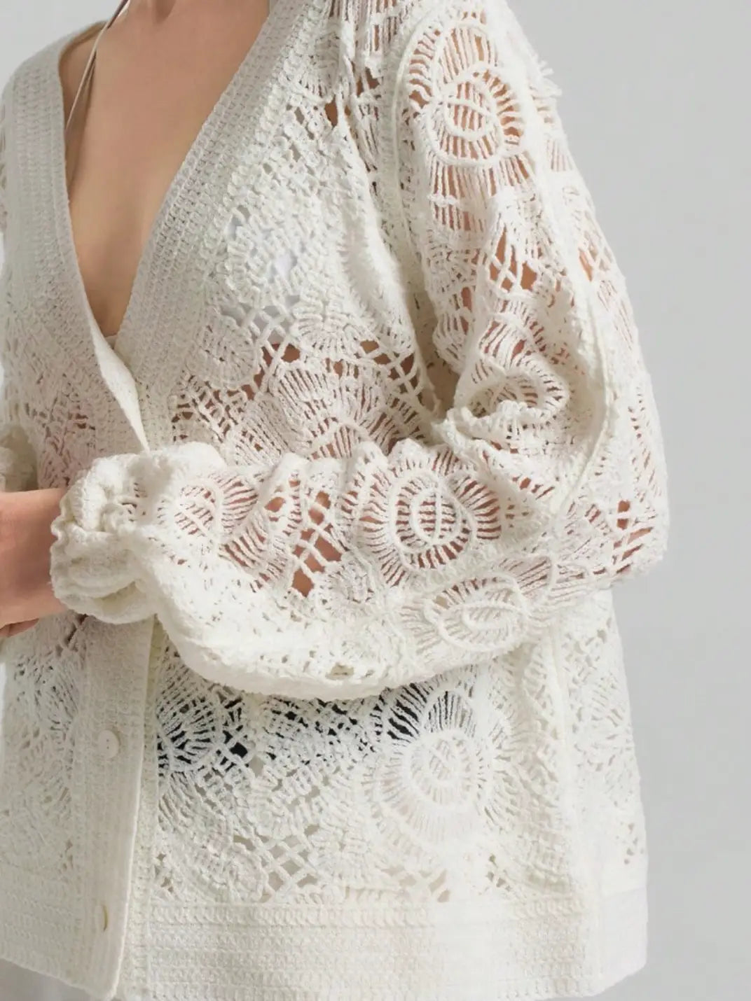 Cardigan Feminio Crochê Floral Marfim - EstiloE, Cardigan Feminino, Cardigan de Crochê, Casaco de Crochê, Crochê Vazado, Cardigan Off-White, Cardigan Elegante, Cardigan Artesanal, Cardigan Meia Estação, Casaco Leve, Tricô Feminino, Blusa Croche, Cardigan Marfim, Casaquinho de trico, Casaquinho de Croche