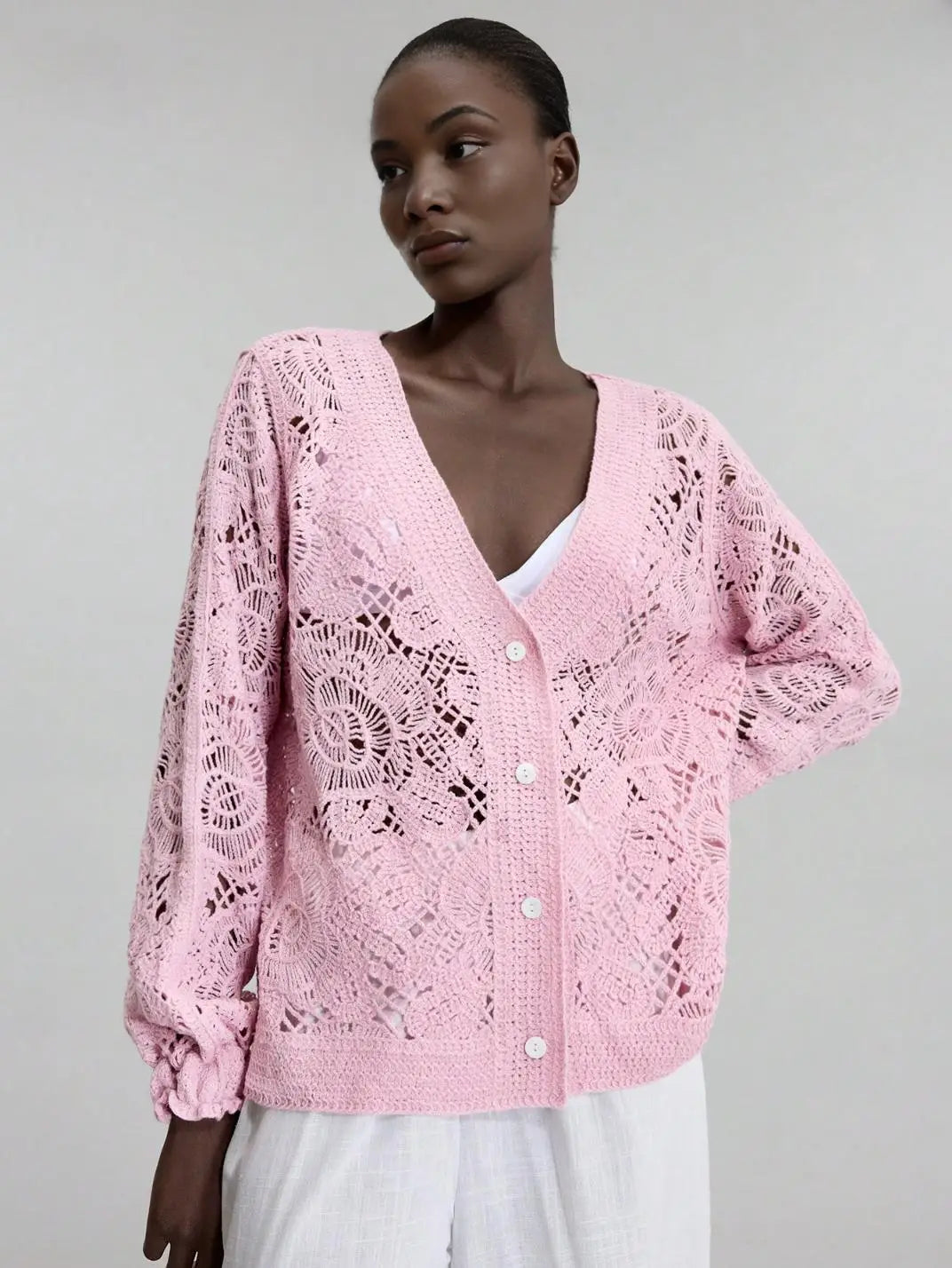 Cardigan Feminio Crochê Floral Rosa - EstiloE, Cardigan Feminino, Cardigan de Crochê, Casaco de Crochê, Crochê Vazado, Cardigan Rosa, Cardigan Elegante, Cardigan Artesanal, Cardigan Meia Estação, Casaco Leve, Tricô Feminino, Blusa Croche, Casaco Rosa, Casaquinho de Trico, Casaquinho de Croche