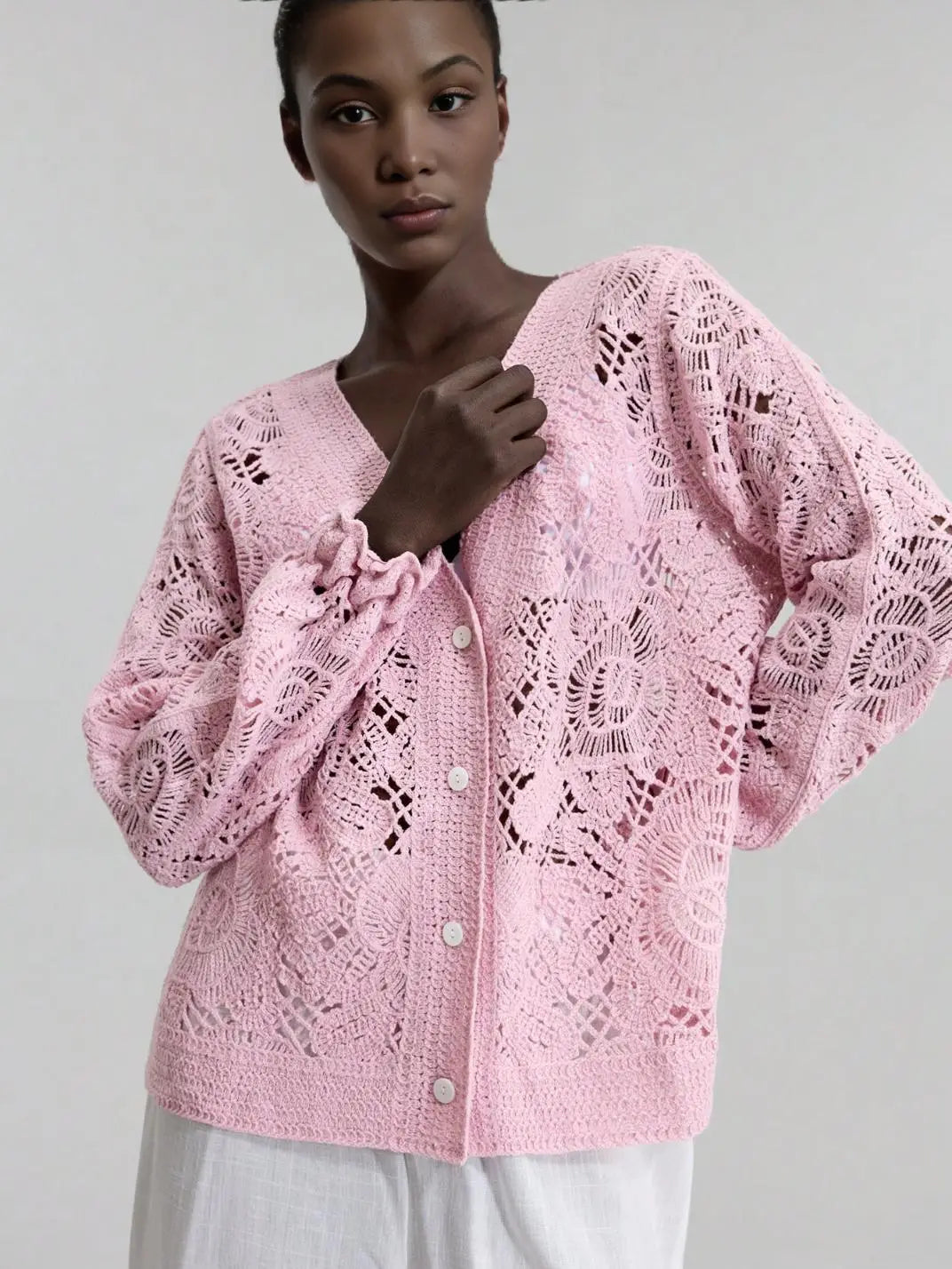 Cardigan Feminio Crochê Floral Rosa - EstiloE, Cardigan Feminino, Cardigan de Crochê, Casaco de Crochê, Crochê Vazado, Cardigan Rosa, Cardigan Elegante, Cardigan Artesanal, Cardigan Meia Estação, Casaco Leve, Tricô Feminino, Blusa Croche, Casaco Rosa, Casaquinho de Trico, Casaquinho de Croche