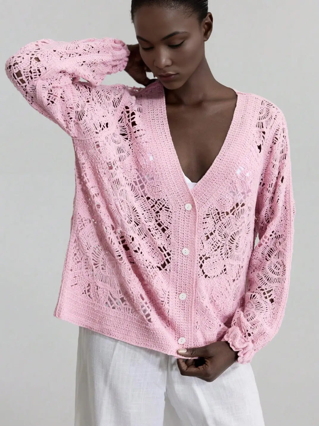 Cardigan Feminio Crochê Floral Rosa - EstiloE, Cardigan Feminino, Cardigan de Crochê, Casaco de Crochê, Crochê Vazado, Cardigan Rosa, Cardigan Elegante, Cardigan Artesanal, Cardigan Meia Estação, Casaco Leve, Tricô Feminino, Blusa Croche, Casaco Rosa, Casaquinho de Trico, Casaquinho de Croche