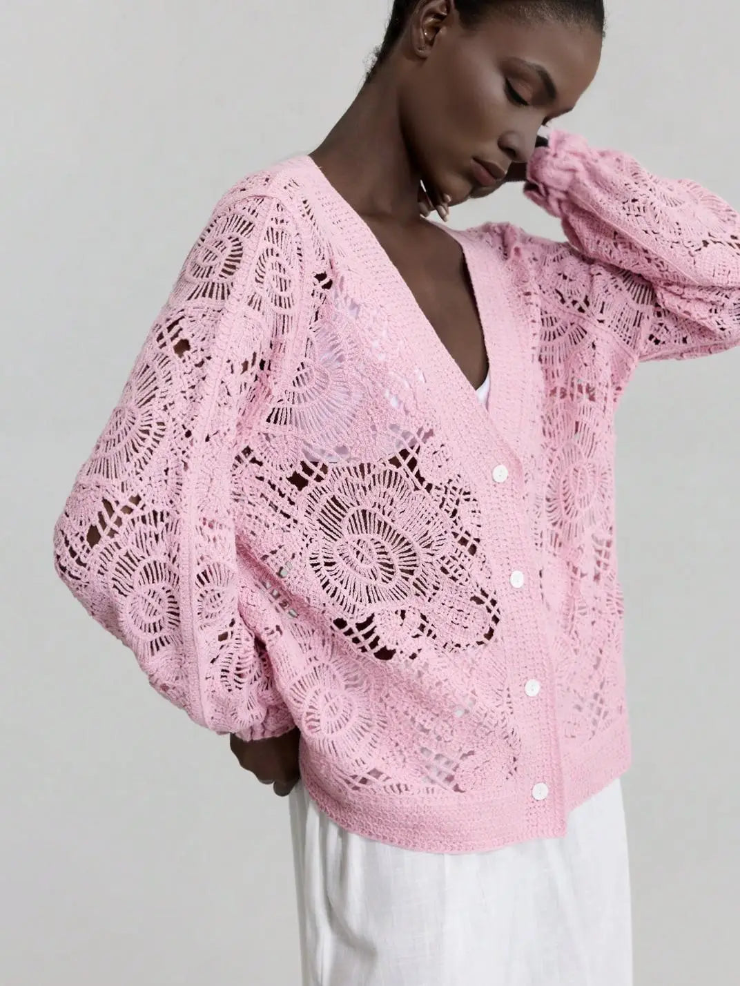 Cardigan Feminio Crochê Floral Rosa - EstiloE, Cardigan Feminino, Cardigan de Crochê, Casaco de Crochê, Crochê Vazado, Cardigan Rosa, Cardigan Elegante, Cardigan Artesanal, Cardigan Meia Estação, Casaco Leve, Tricô Feminino, Blusa Croche, Casaco Rosa, Casaquinho de Trico, Casaquinho de Croche