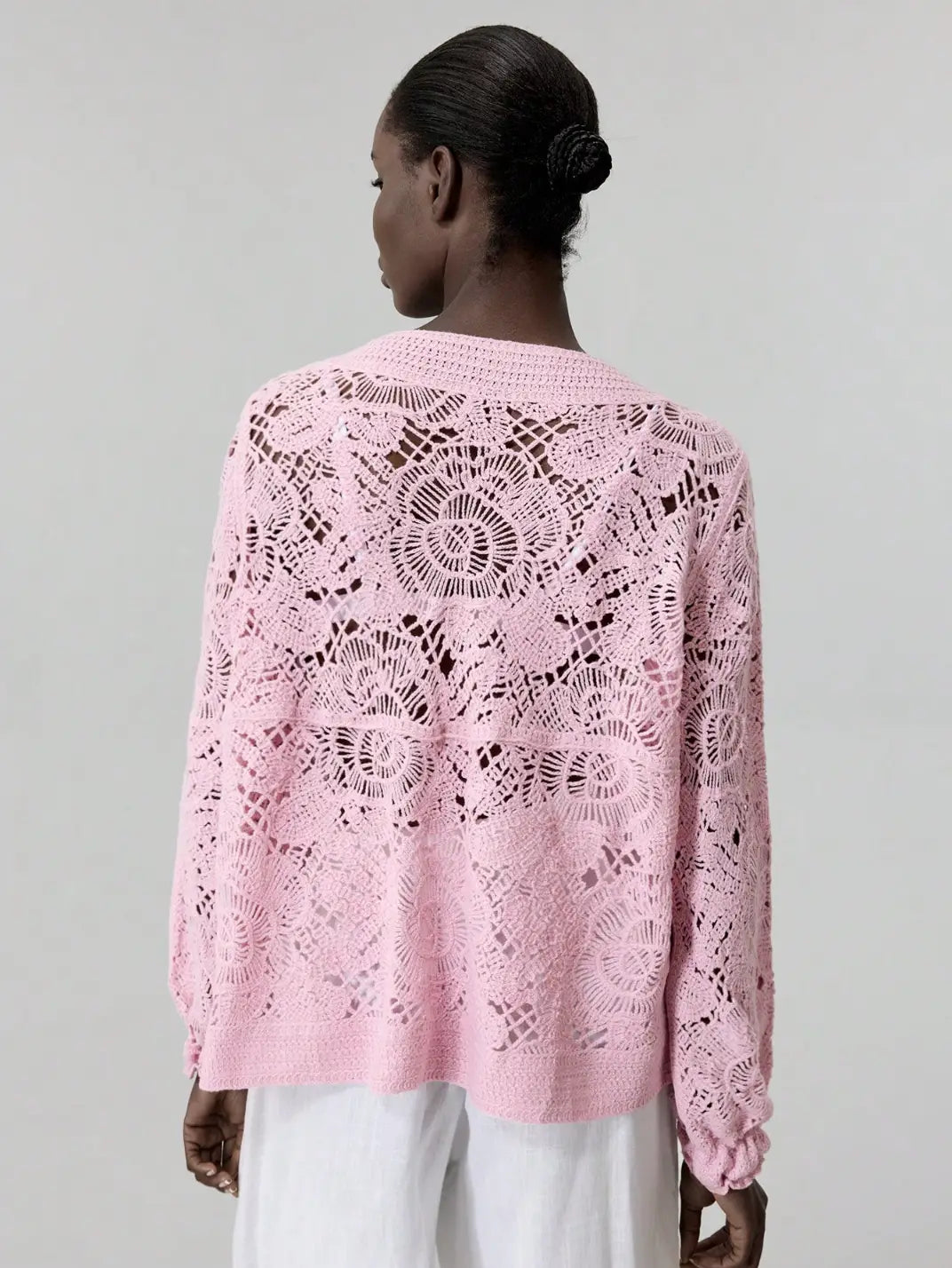 Cardigan Feminio Crochê Floral Rosa - EstiloE, Cardigan Feminino, Cardigan de Crochê, Casaco de Crochê, Crochê Vazado, Cardigan Rosa, Cardigan Elegante, Cardigan Artesanal, Cardigan Meia Estação, Casaco Leve, Tricô Feminino, Blusa Croche, Casaco Rosa, Casaquinho de Trico, Casaquinho de Croche