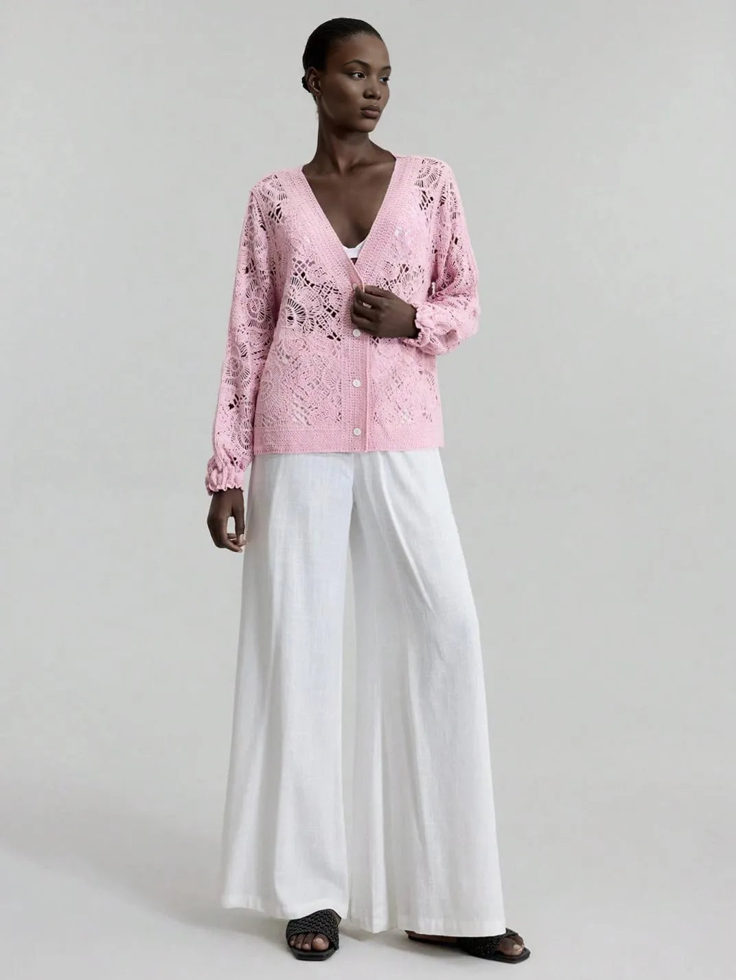 Cardigan Feminio Crochê Floral Rosa - EstiloE, Cardigan Feminino, Cardigan de Crochê, Casaco de Crochê, Crochê Vazado, Cardigan Rosa, Cardigan Elegante, Cardigan Artesanal, Cardigan Meia Estação, Casaco Leve, Tricô Feminino, Blusa Croche, Casaco Rosa, Casaquinho de Trico, Casaquinho de Croche
