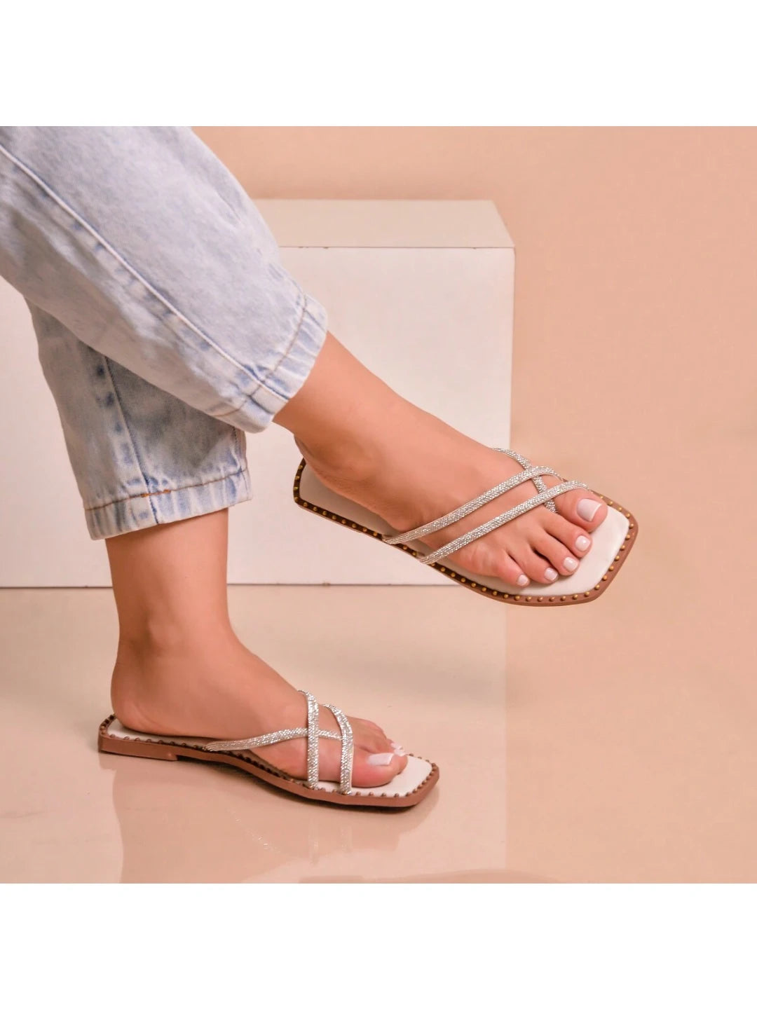 Chinelo Rasteirinha Tiras Strass Branco - EstiloE, Chinelo Feminino, Chinelo Rasteira, Rasteirinha Feminina, Chinelo Feminino Rasteira, Chinelo Rasteirinha, Rasteira Chinelo, Chinelo com Brilho, Sandália Rasteira, Rasteira Branca