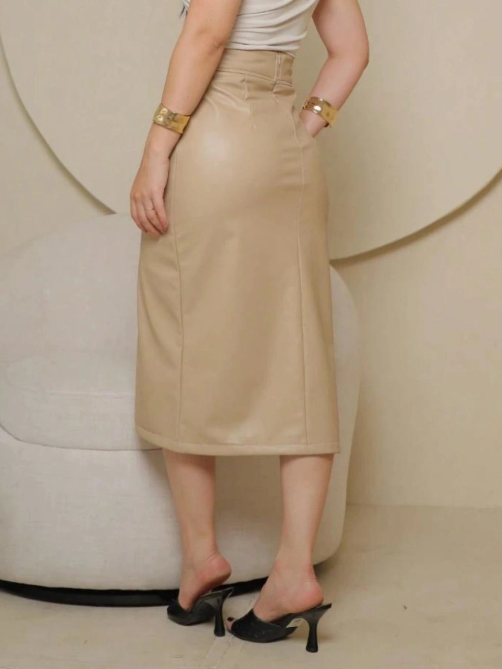 Saia Midi Couro Eco Lápis Fenda Bege EstiloE, Saia Midi de Couro Eco, Saia Midi, Saia Couro Eco, Saia Feminina, Saia com Fenda, Saia Casual, Saia Couro Eco Natural, Saia Bege, Saia Lápis
