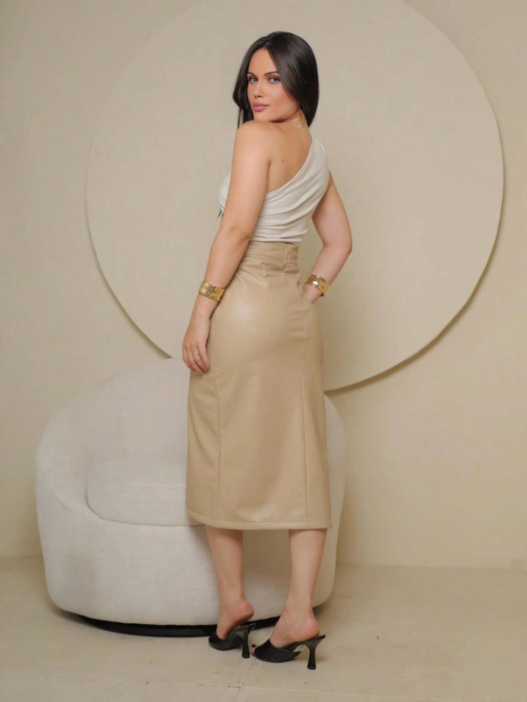 Saia Midi Couro Eco Lápis Fenda Bege EstiloE, Saia Midi de Couro Eco, Saia Midi, Saia Couro Eco, Saia Feminina, Saia com Fenda, Saia Casual, Saia Couro Eco Natural, Saia Bege, Saia Lápis
