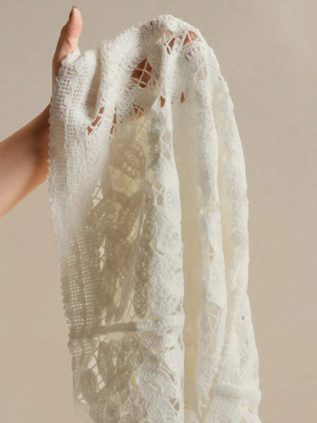 Suéter Feminino Crochê Vazado - EstiloE, Suéter Feminino, Suéter Crochê, Suéter Vazado, Blusa de Crochê, Crochê Vazado, Suéter Off-White, Suéter Elegante, Suéter Artesanal, Suéter Meia Estação, Suéter Leve, Tricô Feminino, Blusa Croche, Suéter Marfim
