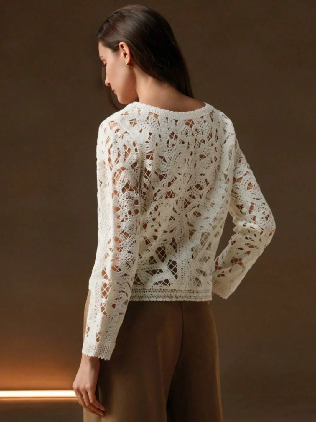 Suéter Feminino Crochê Vazado - EstiloE, Suéter Feminino, Suéter Crochê, Suéter Vazado, Blusa de Crochê, Crochê Vazado, Suéter Off-White, Suéter Elegante, Suéter Artesanal, Suéter Meia Estação, Suéter Leve, Tricô Feminino, Blusa Croche, Suéter Marfim