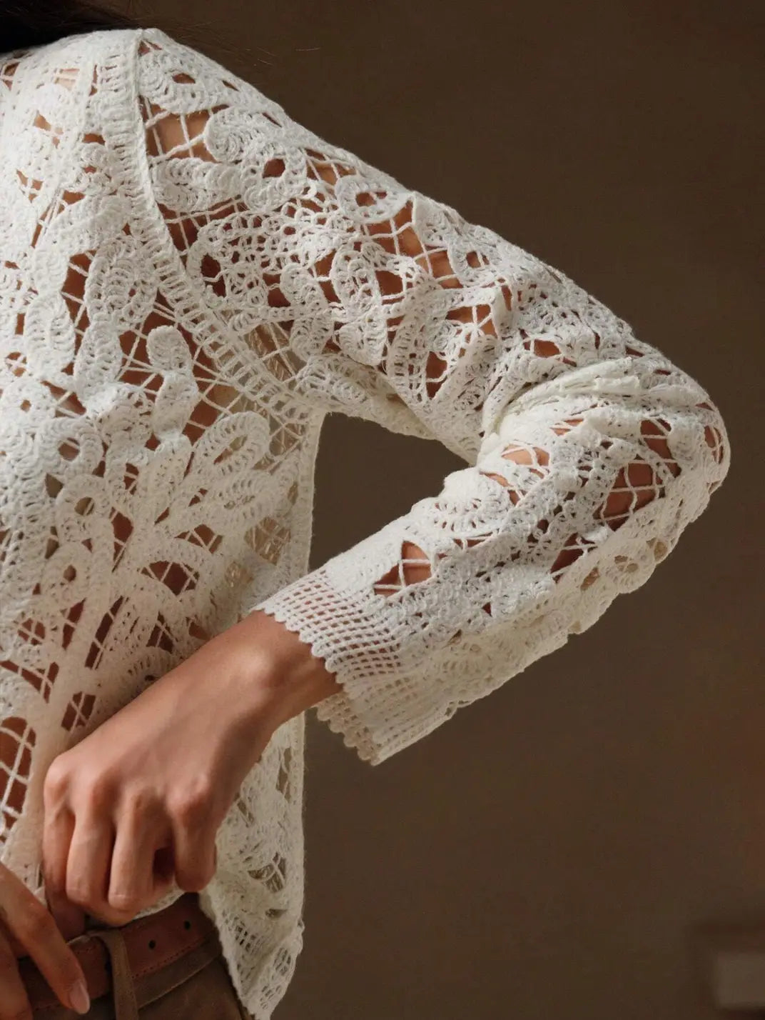 Suéter Feminino Crochê Vazado - EstiloE, Suéter Feminino, Suéter Crochê, Suéter Vazado, Blusa de Crochê, Crochê Vazado, Suéter Off-White, Suéter Elegante, Suéter Artesanal, Suéter Meia Estação, Suéter Leve, Tricô Feminino, Blusa Croche, Suéter Marfim