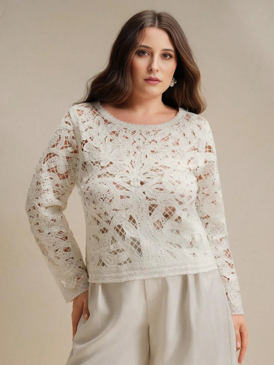 Suéter Feminino Crochê Vazado Plus - EstiloE, Suéter Feminino Plus , Suéter Crochê Plus , Suéter Vazado, Blusa de Crochê Plus, Crochê Vazado, Suéter Off-White, Suéter Elegante Plus, Suéter Artesanal, Suéter Meia Estação Plus, Suéter Leve, Tricô Feminino Plus, Blusa Croche Plus, Suéter Marfim, Suéter Plus Size, Suéter Tamanhos Grandes