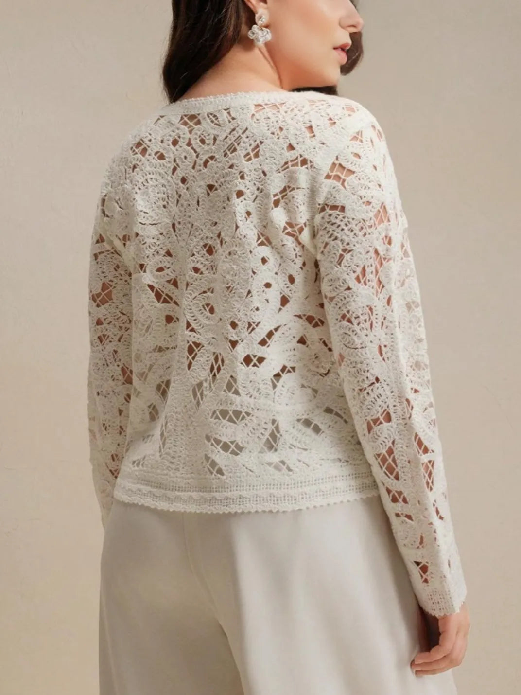Suéter Feminino Crochê Vazado Plus - EstiloE, Suéter Feminino Plus , Suéter Crochê Plus , Suéter Vazado, Blusa de Crochê Plus, Crochê Vazado, Suéter Off-White, Suéter Elegante Plus, Suéter Artesanal, Suéter Meia Estação Plus, Suéter Leve, Tricô Feminino Plus, Blusa Croche Plus, Suéter Marfim, Suéter Plus Size, Suéter Tamanhos Grandes