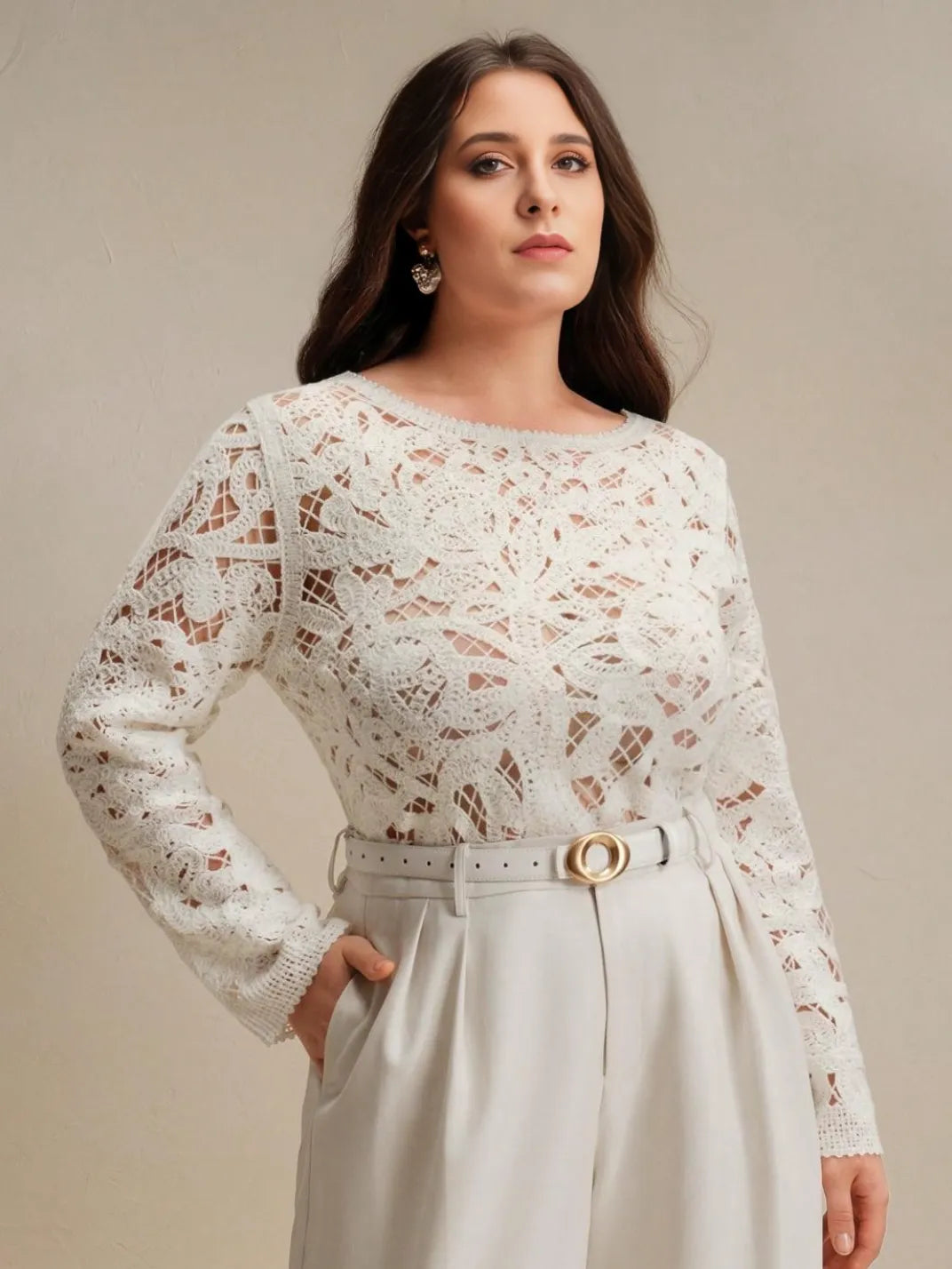 Suéter Feminino Crochê Vazado Plus - EstiloE, Suéter Feminino Plus , Suéter Crochê Plus , Suéter Vazado, Blusa de Crochê Plus, Crochê Vazado, Suéter Off-White, Suéter Elegante Plus, Suéter Artesanal, Suéter Meia Estação Plus, Suéter Leve, Tricô Feminino Plus, Blusa Croche Plus, Suéter Marfim, Suéter Plus Size, Suéter Tamanhos Grandes