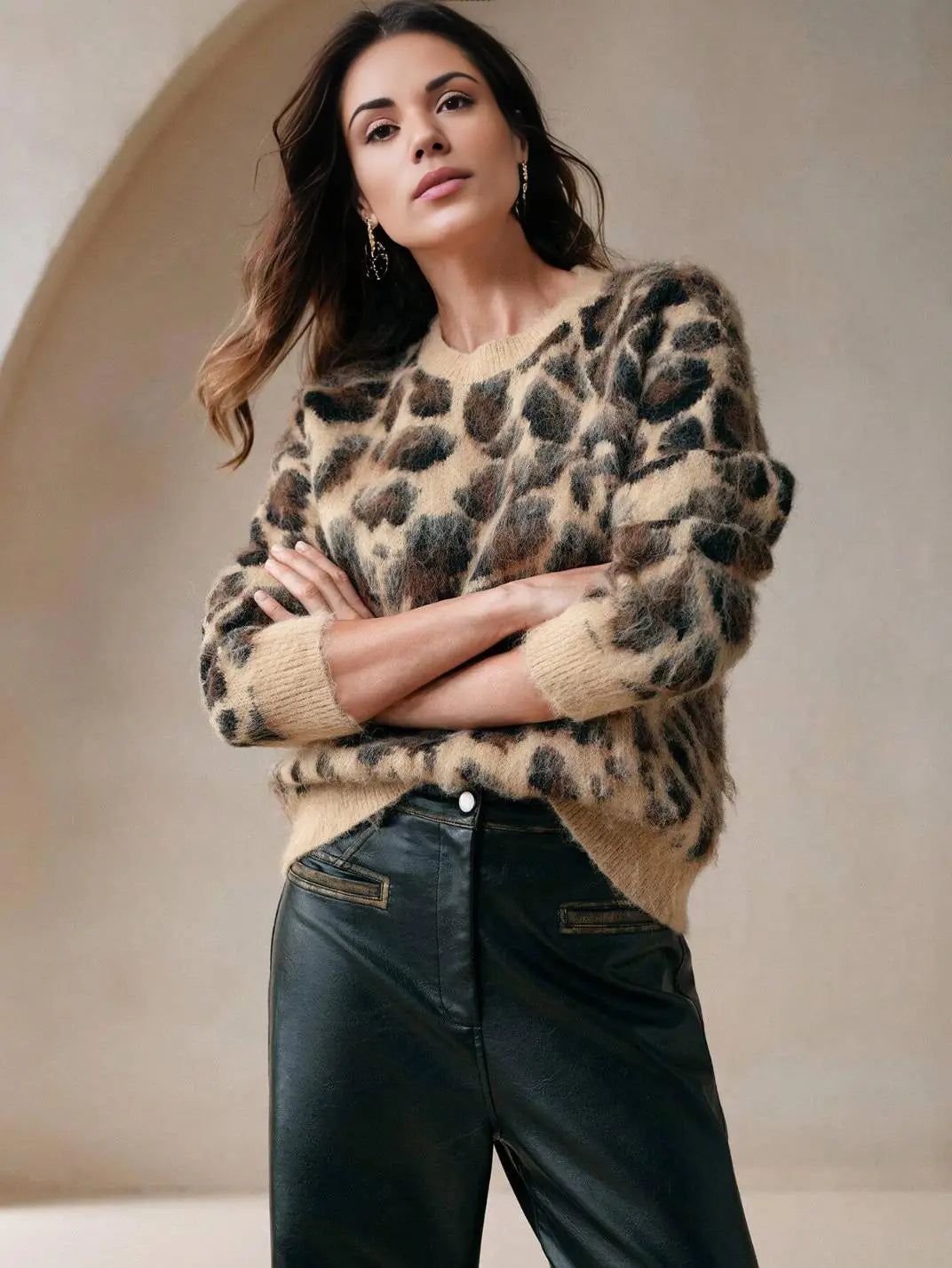 Suéter Feminino Tricot Animal Print Pelo - EstiloE, Suéter Feminino, Suéter Tricot, Suéter Animal Print, Suéter Onça, Suéter Leopardo, Suéter Peluciado, Suéter Felpudo, Blusa de Tricot, Tricot Animal Print, Suéter Elegante, Blusão Tricot, Suéter de Lã
