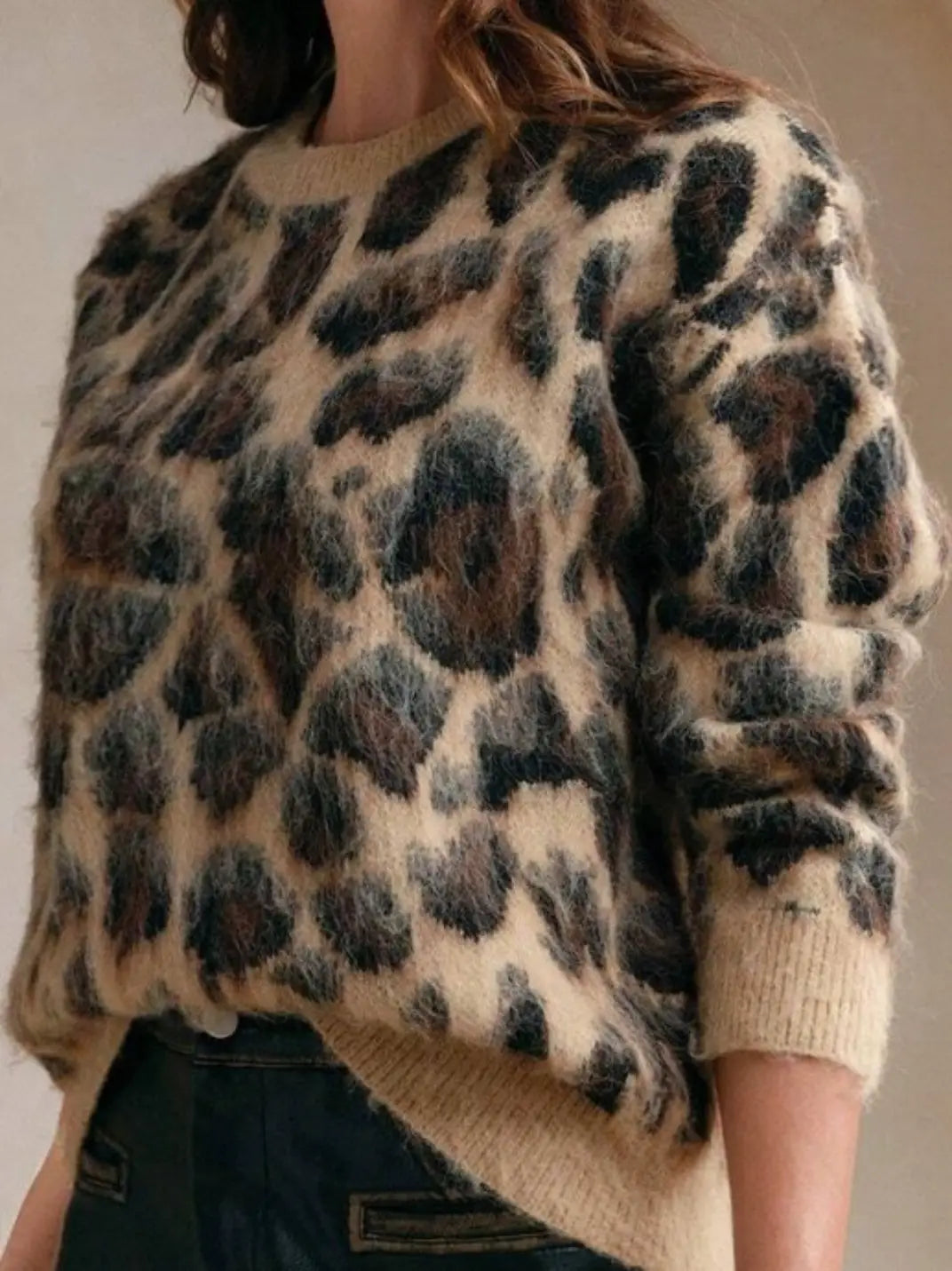Suéter Feminino Tricot Animal Print Pelo - EstiloE, Suéter Feminino, Suéter Tricot, Suéter Animal Print, Suéter Onça, Suéter Leopardo, Suéter Peluciado, Suéter Felpudo, Blusa de Tricot, Tricot Animal Print, Suéter Elegante, Blusão Tricot