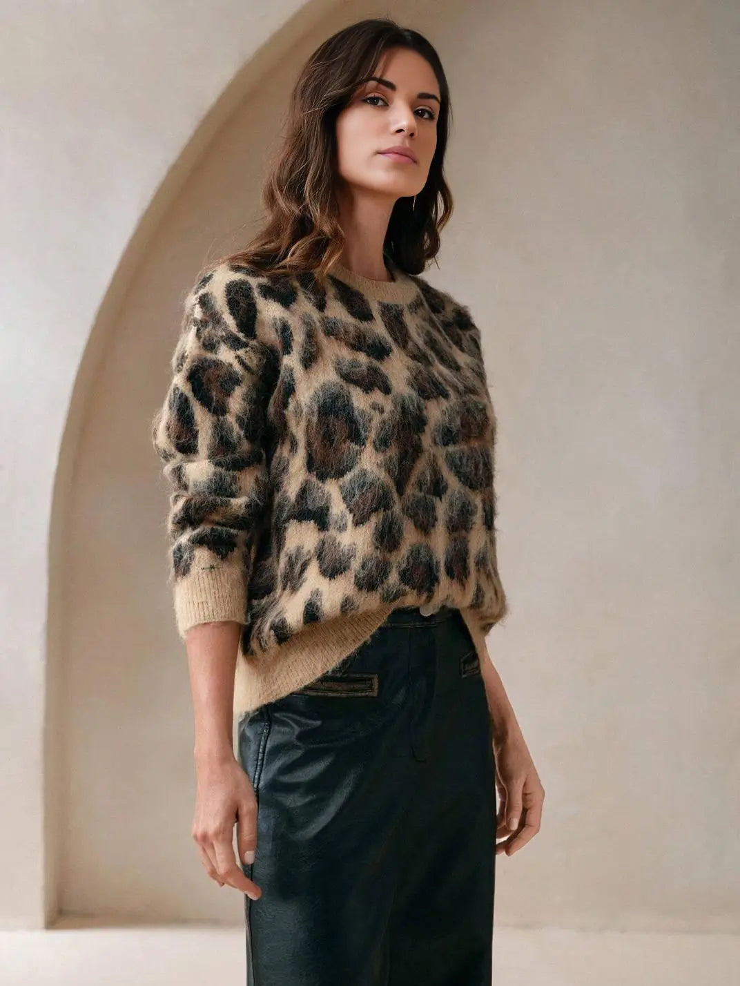 Suéter Feminino Tricot Animal Print Pelo - EstiloE, Suéter Feminino, Suéter Tricot, Suéter Animal Print, Suéter Onça, Suéter Leopardo, Suéter Peluciado, Suéter Felpudo, Blusa de Tricot, Tricot Animal Print, Suéter Elegante, Blusão Tricot, Suéter de Lã
