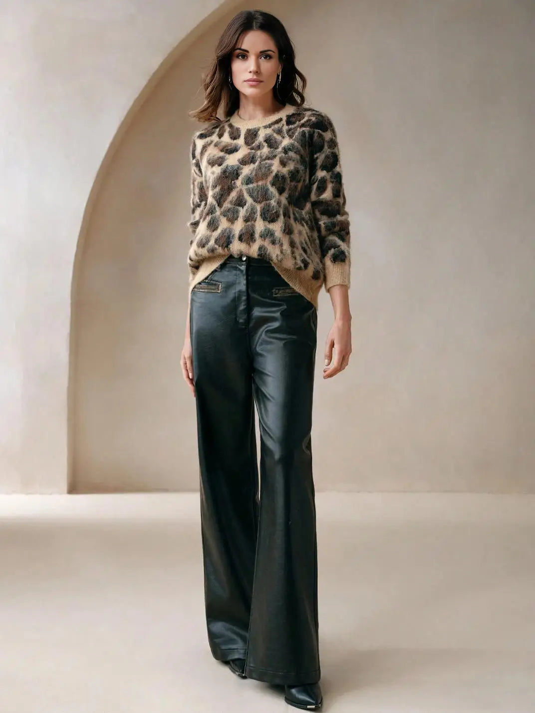 Suéter Feminino Tricot Animal Print Pelo - EstiloE, Suéter Feminino, Suéter Tricot, Suéter Animal Print, Suéter Onça, Suéter Leopardo, Suéter Peluciado, Suéter Felpudo, Blusa de Tricot, Tricot Animal Print, Suéter Elegante, Blusão Tricot, Suéter de Lã