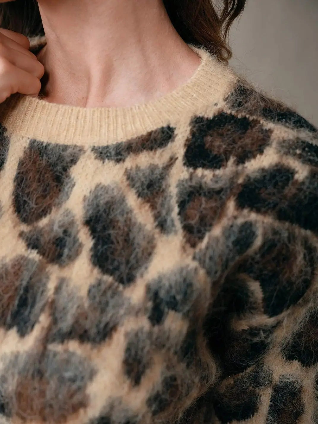 Suéter Feminino Tricot Animal Print Pelo - EstiloE, Suéter Feminino, Suéter Tricot, Suéter Animal Print, Suéter Onça, Suéter Leopardo, Suéter Peluciado, Suéter Felpudo, Blusa de Tricot, Tricot Animal Print, Suéter Elegante, Blusão Tricot, Suéter de Lã