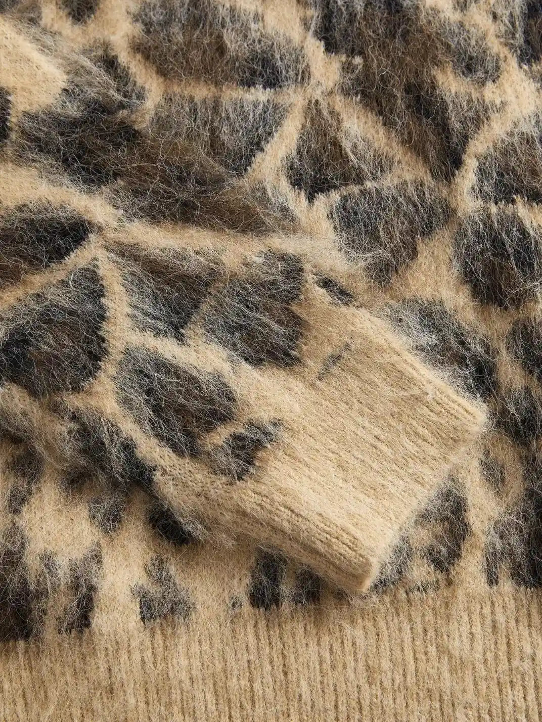 Suéter Feminino Tricot Animal Print Pelo - EstiloE, Suéter Feminino, Suéter Tricot, Suéter Animal Print, Suéter Onça, Suéter Leopardo, Suéter Peluciado, Suéter Felpudo, Blusa de Tricot, Tricot Animal Print, Suéter Elegante, Blusão Tricot