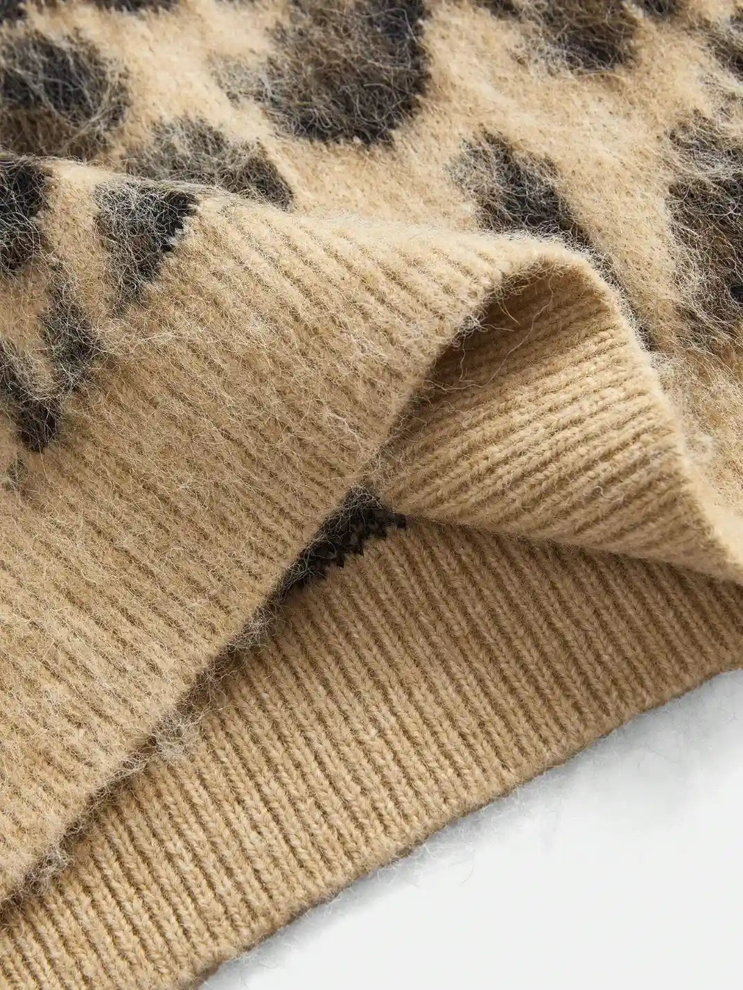 Suéter Feminino Tricot Animal Print Pelo - EstiloE, Suéter Feminino, Suéter Tricot, Suéter Animal Print, Suéter Onça, Suéter Leopardo, Suéter Peluciado, Suéter Felpudo, Blusa de Tricot, Tricot Animal Print, Suéter Elegante, Blusão Tricot