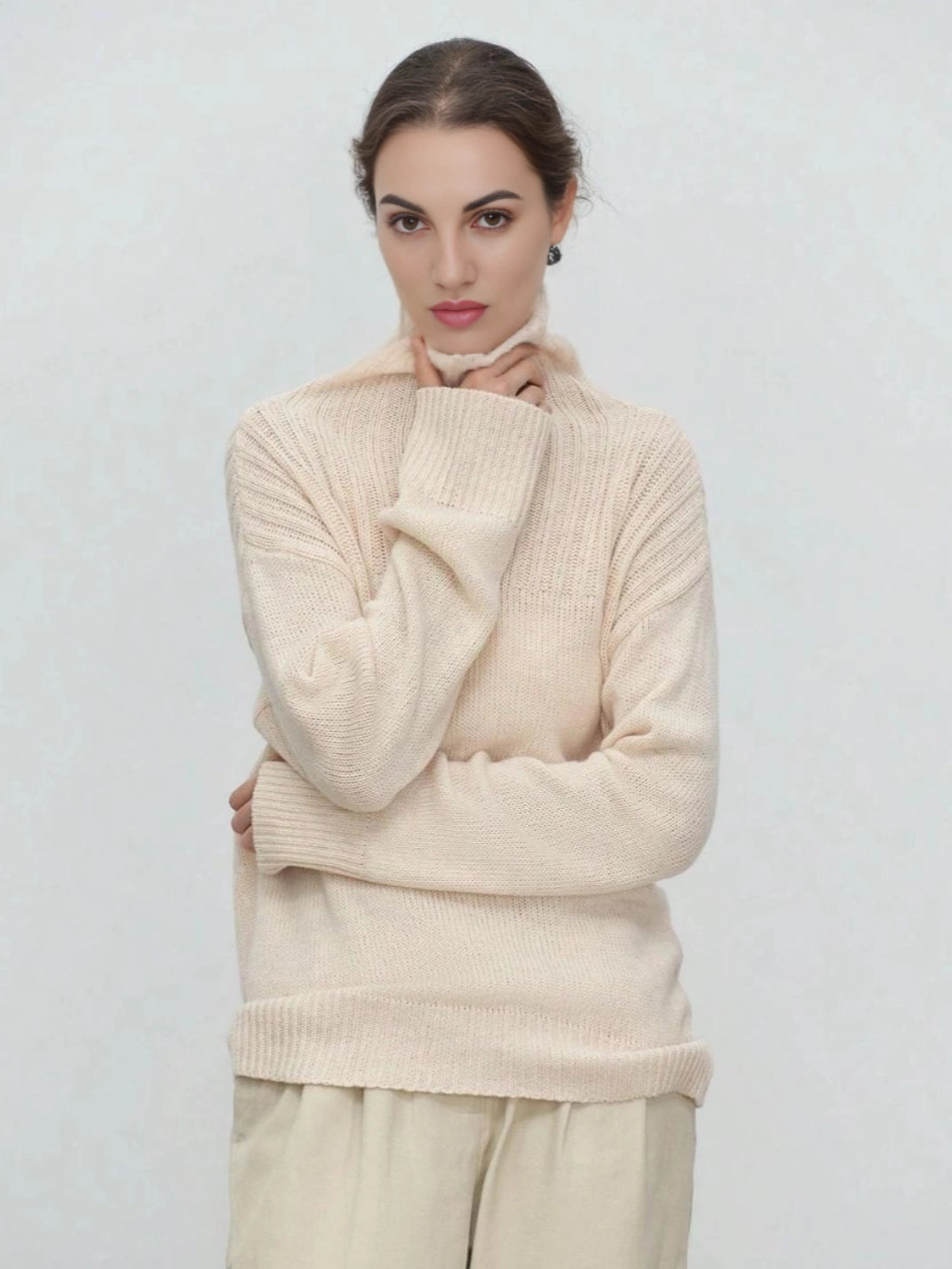 Suéter Feminino Tricot Gola Alta Ombro Canelado - EstiloE, Suéter Feminino, Suéter Tricot, Tricô Feminino, Suéter Elegante, Suéter de Lã, Suéter Clássico de Lã, Blusão Feminino, Blusa de Tricot, Suéter Gola Alta, Tricot Gola Alta
