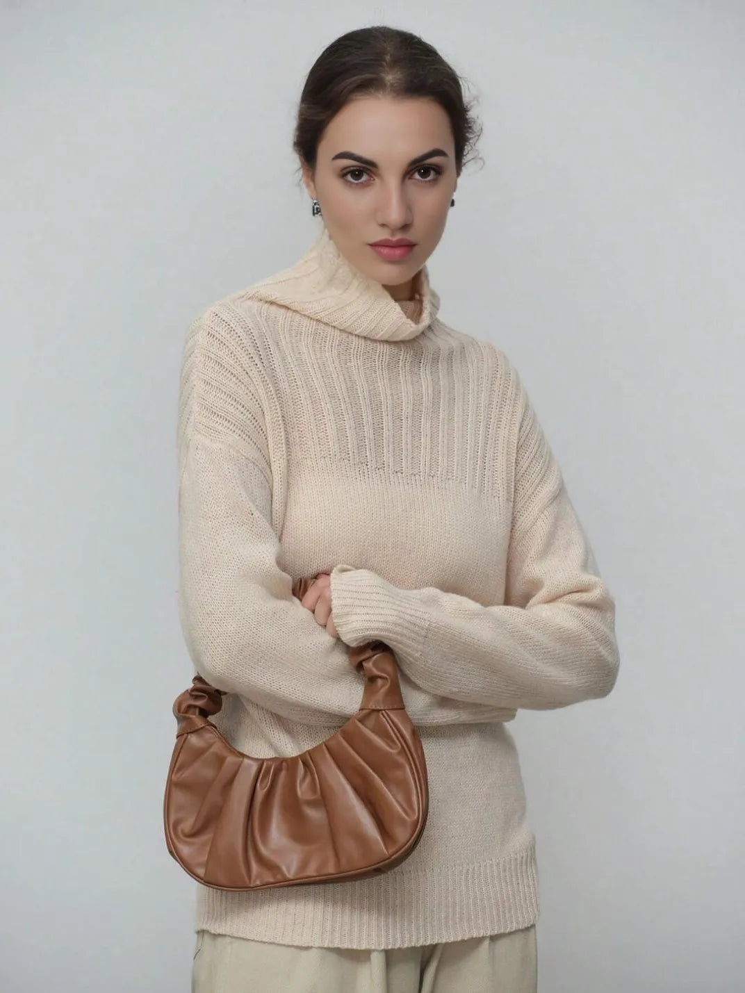 Suéter Feminino Tricot Gola Alta Ombro Canelado - EstiloE, Suéter Feminino, Suéter Tricot, Tricô Feminino, Suéter Elegante, Suéter de Lã, Suéter Clássico de Lã, Blusão Feminino, Blusa de Tricot, Suéter Gola Alta, Tricot Gola Alta