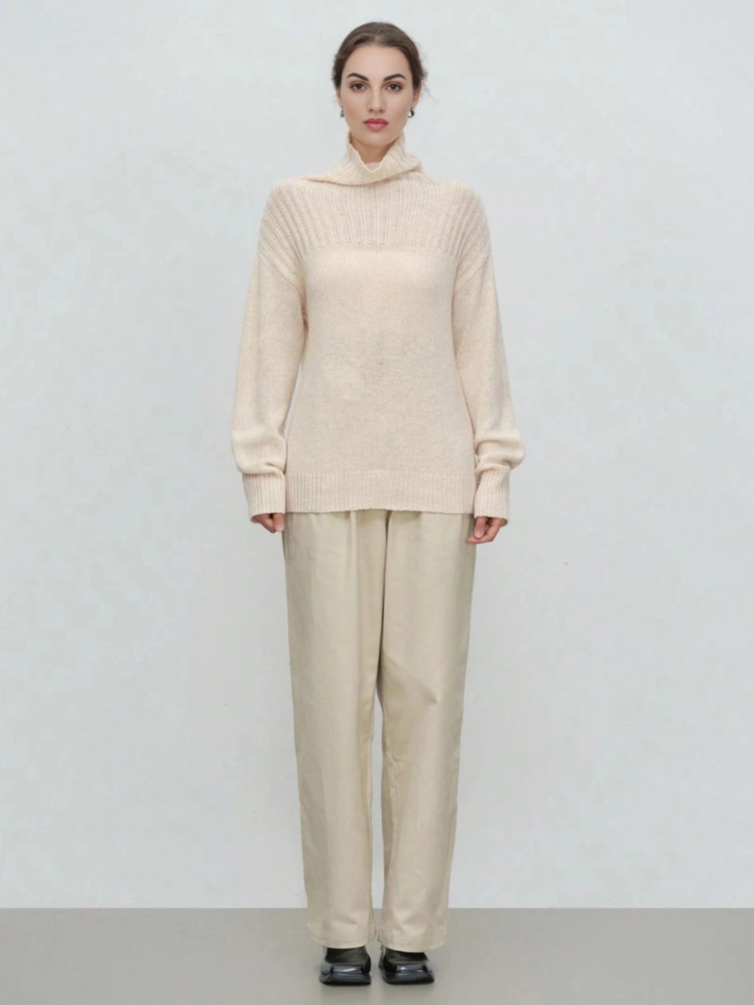 Suéter Feminino Tricot Gola Alta Ombro Canelado - EstiloE, Suéter Feminino, Suéter Tricot, Tricô Feminino, Suéter Elegante, Suéter de Lã, Suéter Clássico de Lã, Blusão Feminino, Blusa de Tricot, Suéter Gola Alta, Tricot Gola Alta