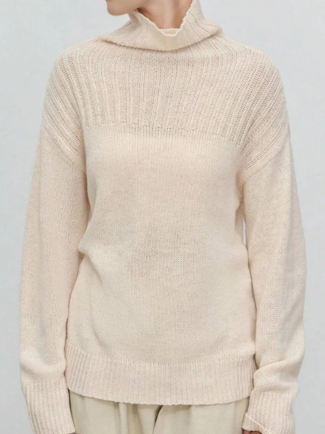 Suéter Feminino Tricot Gola Alta Ombro Canelado - EstiloE, Suéter Feminino, Suéter Tricot, Tricô Feminino, Suéter Elegante, Suéter de Lã, Suéter Clássico de Lã, Blusão Feminino, Blusa de Tricot, Suéter Gola Alta, Tricot Gola Alta