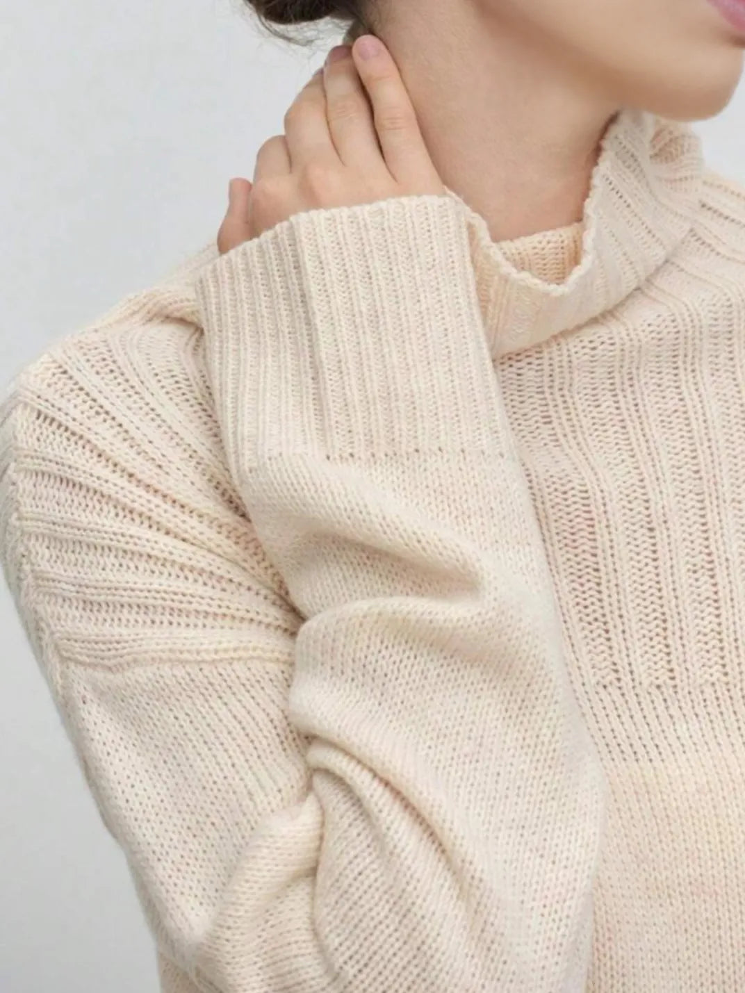 Suéter Feminino Tricot Gola Alta Ombro Canelado - EstiloE, Suéter Feminino, Suéter Tricot, Tricô Feminino, Suéter Elegante, Suéter de Lã, Suéter Clássico de Lã, Blusão Feminino, Blusa de Tricot, Suéter Gola Alta, Tricot Gola Alta