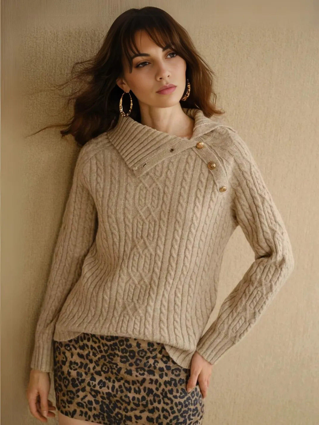 Suéter Feminino Tricot Gola Assimétrica Botões - EstiloE, Suéter Feminino, Suéter Tricot, Tricô Feminino, Suéter Elegante, Suéter de Lã, Blusão Feminino, Blusa de Tricot, Suéter Gola Alta, Tricot Gola Alta, Suéter Lã Tranças