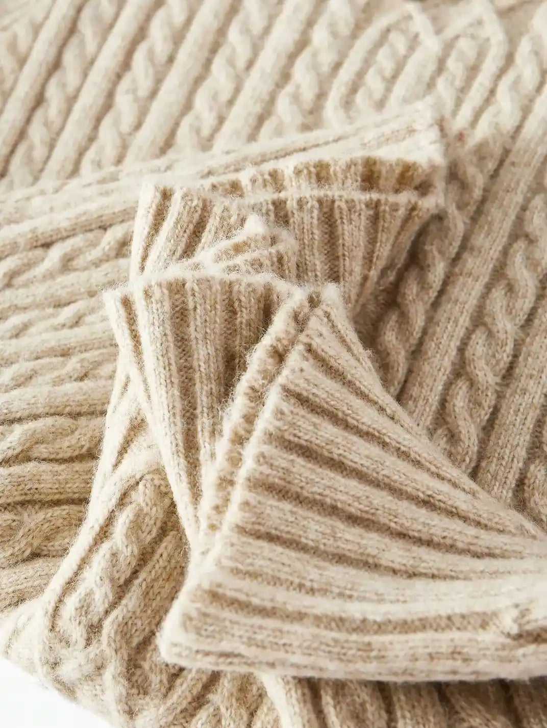 Suéter Feminino Tricot Gola Assimétrica Botões - EstiloE, Suéter Feminino, Suéter Tricot, Tricô Feminino, Suéter Elegante, Suéter de Lã, Blusão Feminino, Blusa de Tricot, Suéter Gola Alta, Tricot Gola Alta, Suéter Lã Tranças