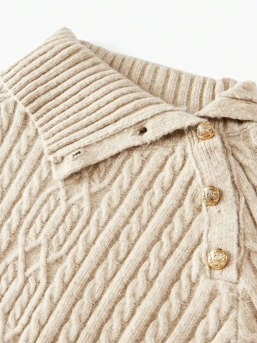 Suéter Feminino Tricot Gola Assimétrica Botões - EstiloE, Suéter Feminino, Suéter Tricot, Tricô Feminino, Suéter Elegante, Suéter de Lã, Blusão Feminino, Blusa de Tricot, Suéter Gola Alta, Tricot Gola Alta, Suéter Lã Tranças