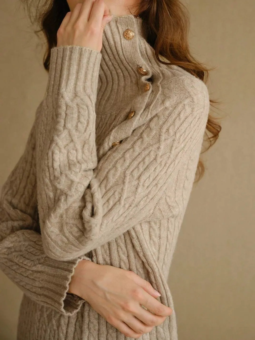 Suéter Feminino Tricot Gola Assimétrica Botões - EstiloE, Suéter Feminino, Suéter Tricot, Tricô Feminino, Suéter Elegante, Suéter de Lã, Blusão Feminino, Blusa de Tricot, Suéter Gola Alta, Tricot Gola Alta, Suéter Lã Tranças