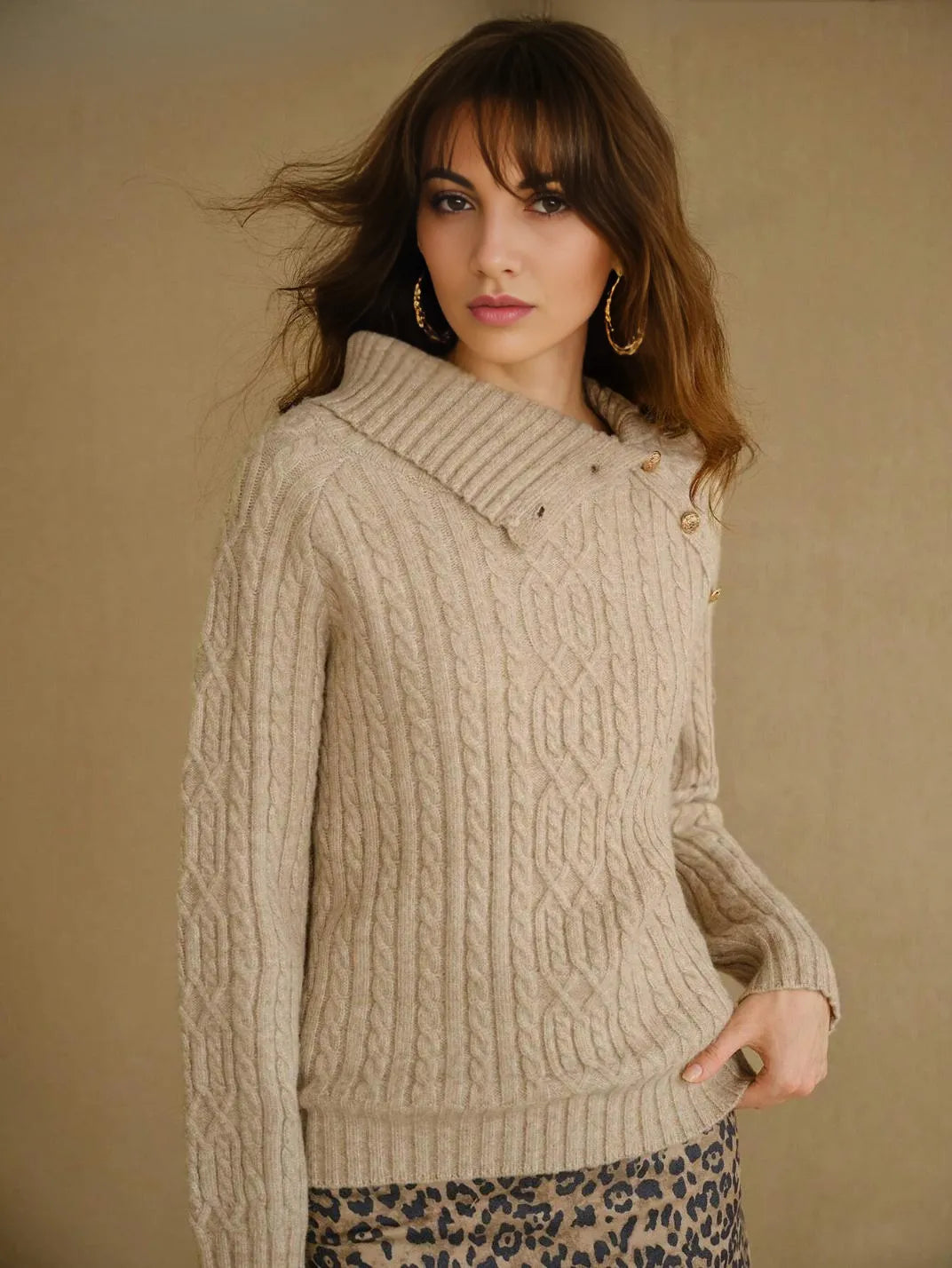Suéter Feminino Tricot Gola Assimétrica Botões - EstiloE, Suéter Feminino, Suéter Tricot, Tricô Feminino, Suéter Elegante, Suéter de Lã, Blusão Feminino, Blusa de Tricot, Suéter Gola Alta, Tricot Gola Alta, Suéter Lã Tranças
