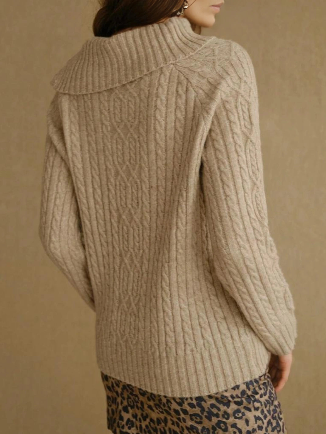 Suéter Feminino Tricot Gola Assimétrica Botões - EstiloE, Suéter Feminino, Suéter Tricot, Tricô Feminino, Suéter Elegante, Suéter de Lã, Blusão Feminino, Blusa de Tricot, Suéter Gola Alta, Tricot Gola Alta, Suéter Lã Tranças
