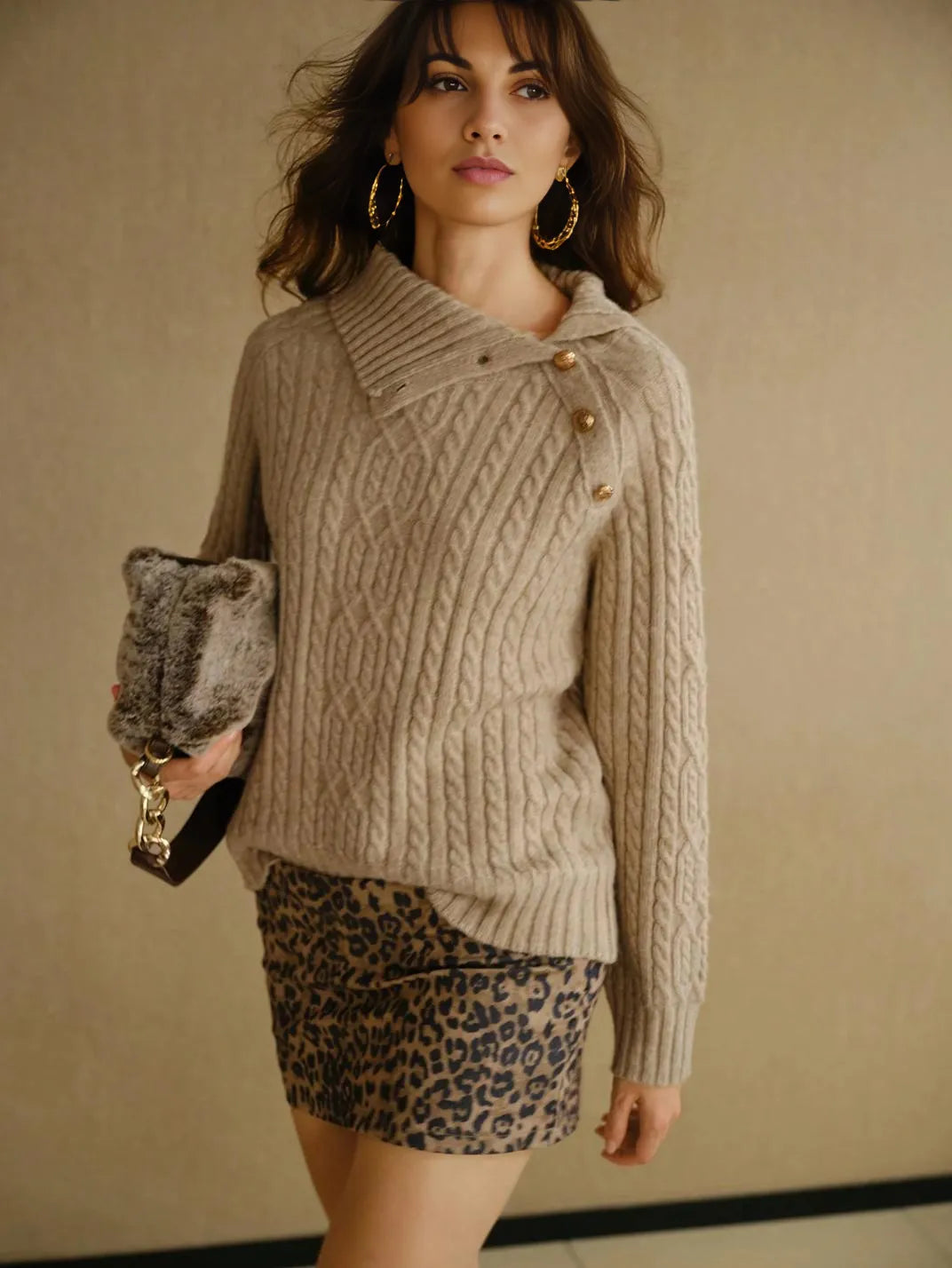 Suéter Feminino Tricot Gola Assimétrica Botões - EstiloE, Suéter Feminino, Suéter Tricot, Tricô Feminino, Suéter Elegante, Suéter de Lã, Blusão Feminino, Blusa de Tricot, Suéter Gola Alta, Tricot Gola Alta, Suéter Lã Tranças