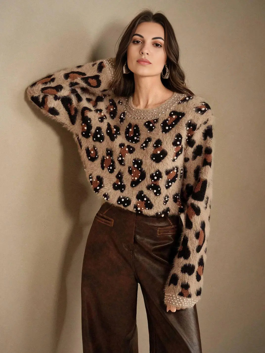 Suéter Feminino Tricot Onça Pérolas Caqui - EstiloE, Suéter Feminino, Suéter Tricot, Suéter Animal Print, Suéter Onça, Suéter Leopardo, Suéter Peluciado, Suéter Felpudo, Blusa de Tricot, Tricot Animal Print, Suéter Elegante, Blusão Tricot, Suéter de Lã