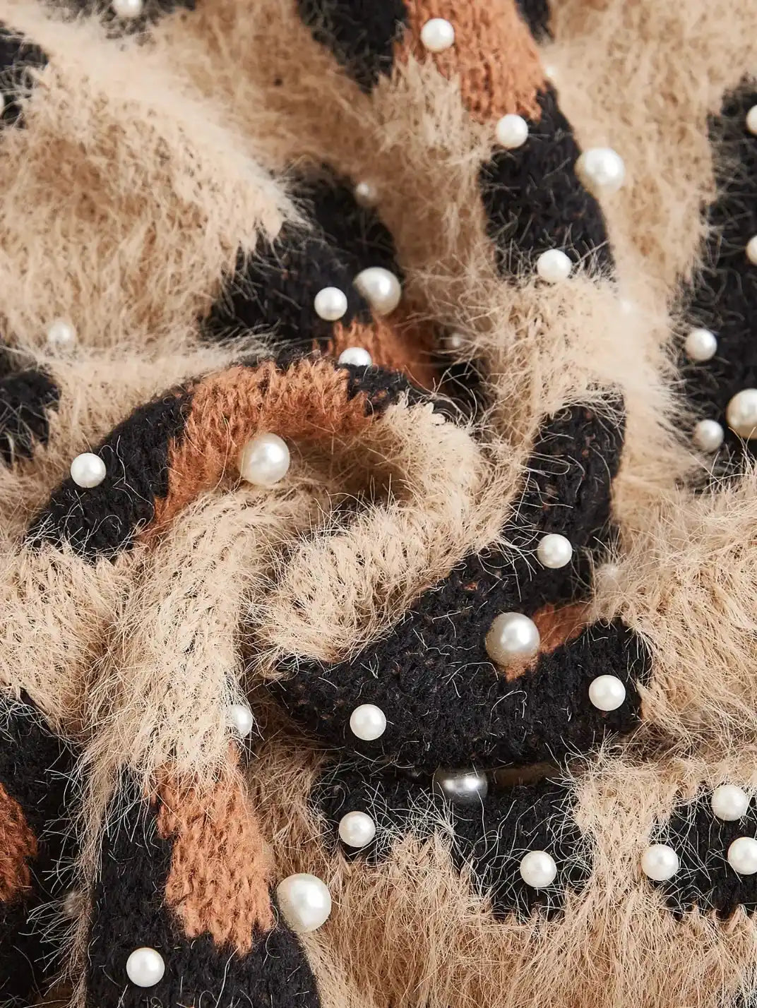 Suéter Feminino Tricot Onça Pérolas Caqui - EstiloE, Suéter Feminino, Suéter Tricot, Suéter Animal Print, Suéter Onça, Suéter Leopardo, Suéter Peluciado, Suéter Felpudo, Blusa de Tricot, Tricot Animal Print, Suéter Elegante, Blusão Tricot, Suéter de Lã
